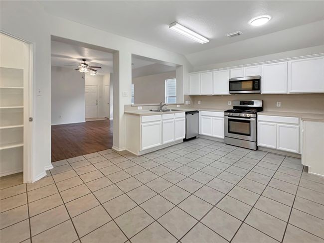 5427 Cilantro Ln, House other with 3 bedrooms, 2 bathrooms and 2 parking in Baytown TX | Image 9