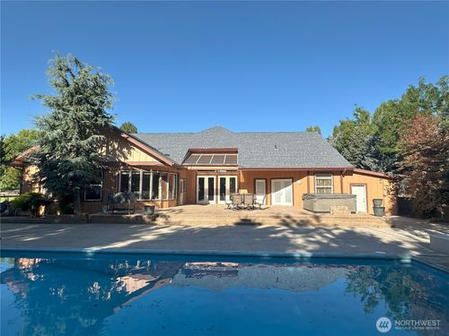 3135 Road B.3 Ne, Moses Lake, WA, 98837-9827 | Card Image