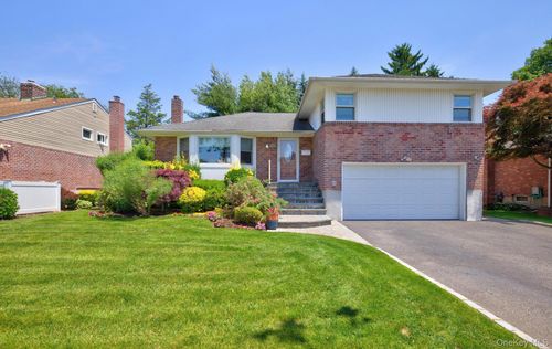 31 Irene Ln E, Plainview, NY, 11803-1911 | Card Image