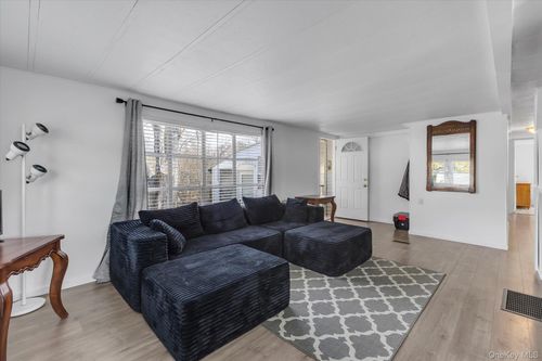 74 Maple St, Southampton, NY, 11968-3450 | Card Image