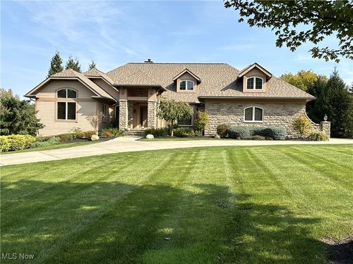 2415 Michelle Ct, Willoughby Hills, OH, 44094-6986 | Card Image