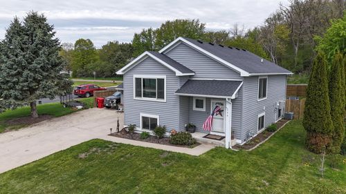 546 6th St Sw, Pine Island, MN, 55963-9009 | Card Image