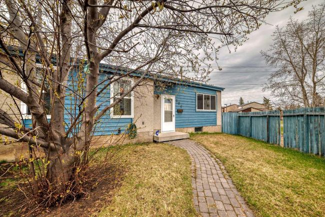 206 Pensville Close Se, Home with 3 bedrooms, 1 bathrooms and 2 parking in Calgary AB | Image 3