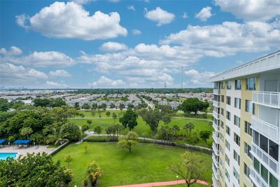 1009A - 4400 Hillcrest Dr, Condo with 1 bedrooms, 1 bathrooms and null parking in Hollywood FL | Image 2