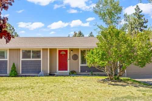 63609 Hunters Cir, Bend, OR, 97701-8529 | Card Image