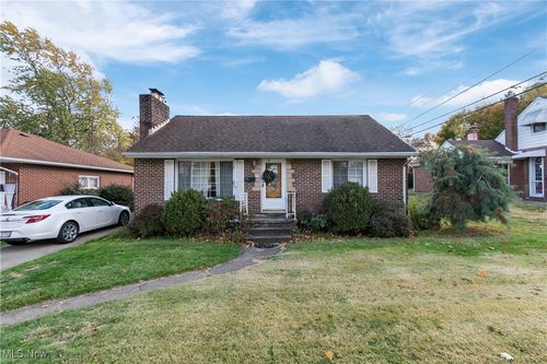 984 Roseland Rd, Alliance, OH, 44601-3868 | Card Image