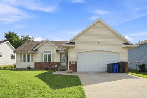 7916 Westfield Dr Ne, Cedar Rapids, IA, 52402-7348 | Card Image