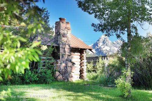 9795 N Main St, Kelly, WY, 83011 | Card Image