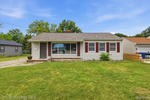 315 E Hill St, Davison, MI, 48423-1214 | Card Image