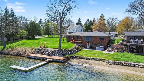 2596 N Williams Lake Rd, Waterford, MI, 48327-1068 | Card Image