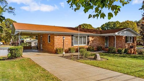 3709 April Ln, Greensboro, NC, 27405-9545 | Card Image