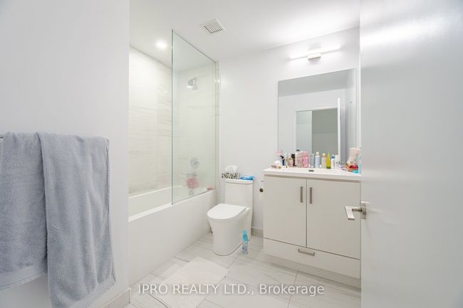 911 - 60 Honeycrisp Cres, Condo with 2 bedrooms, 1 bathrooms and null parking in Concord ON | Image 21