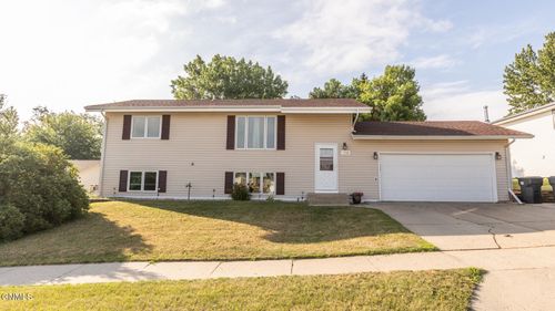 1716 9th Ave Se, Mandan, ND, 58554-4819 | Card Image
