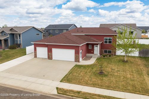 2744 Country Oak Dr, Dickinson, ND, 58601-5190 | Card Image