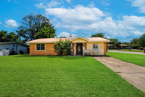 1809 Virginia Pl, Cleburne, TX, 76033-6441 | Card Image