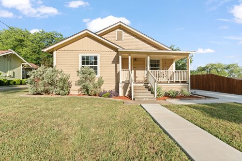 102 S 4th St, Grandview, TX, 76050-2121 | Card Image