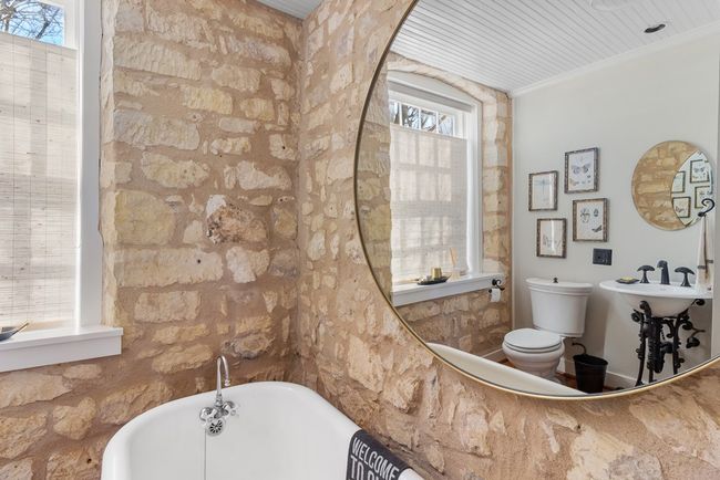 125 W San Antonio St, Home with 2 bedrooms, 3 bathrooms and 2 parking in Fredericksburg TX | Image 33