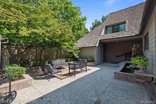 969 Bloomfield Woods, Bloomfield Hills, MI, 48304-2244 | Card Image