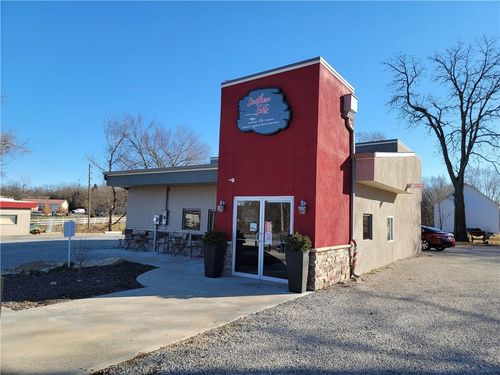 705 Pearl St, Paola, KS, 66071-1135 | Card Image