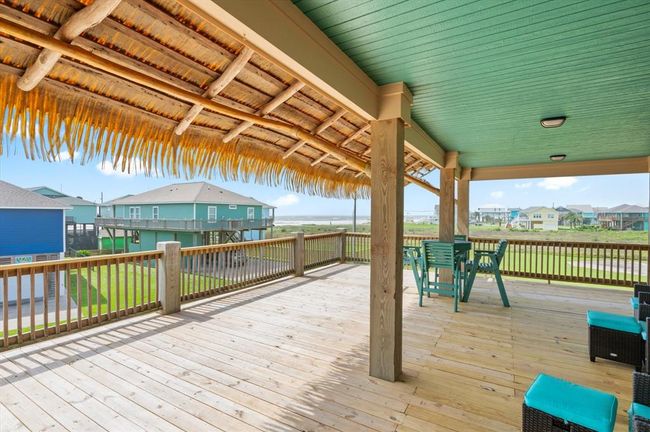 Large sun deck with partial shade | Image 11