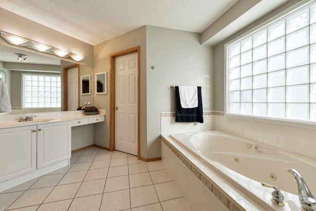 2281 Sirocco Drive Sw, Home with 3 bedrooms, 2 bathrooms and 4 parking in Calgary AB | Image 34