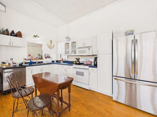 121 Howe Hill Rd, Pomfret, VT, 05068-9102 | Card Image