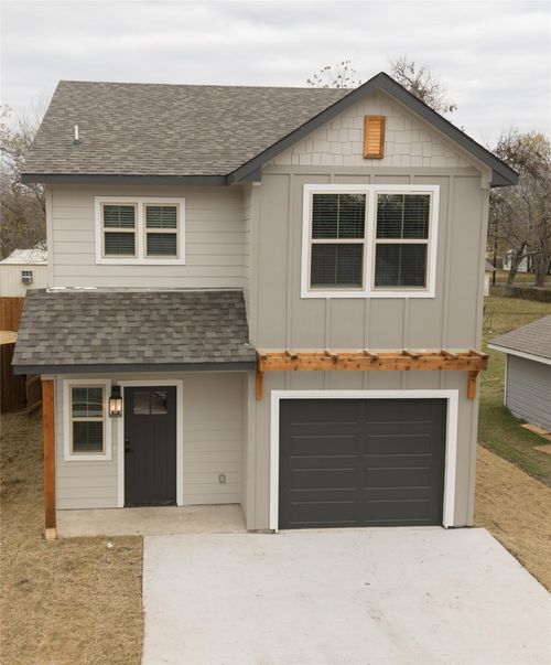 907 E 10th St, Bonham, TX, 75418-3936 | Card Image