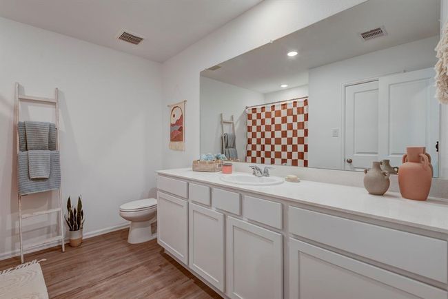 The full bath has plenty of counter space and a lot of elbow room! | Image 22