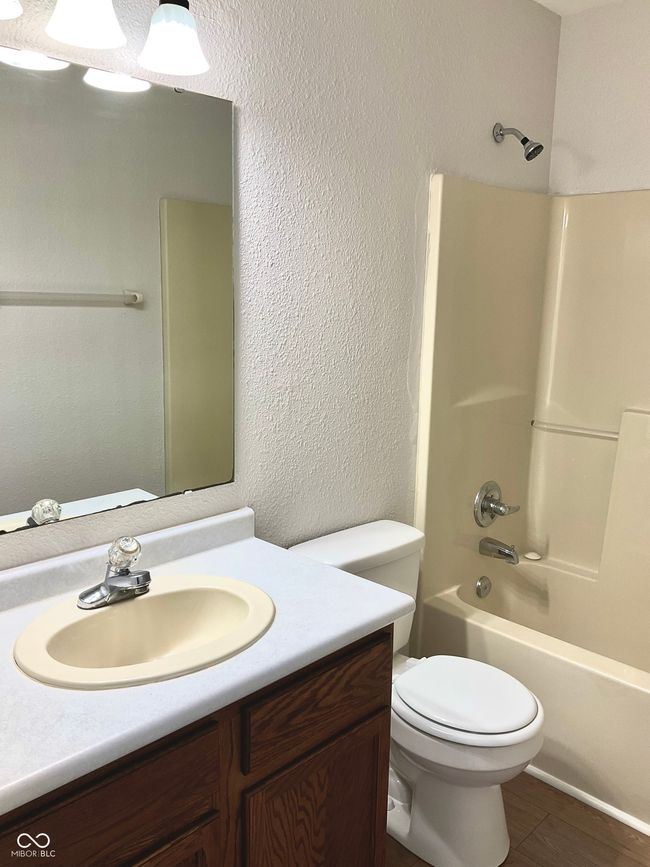 Full upper level bathroom with new paint and flooring | Image 33