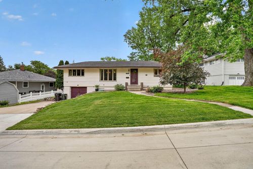 1720 Belle Ave, Cedar Falls, IA, 50613-6542 | Card Image