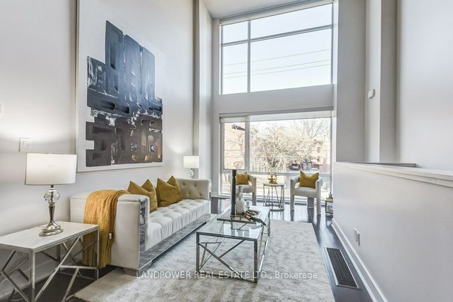 991 Dundas St E, House attached with 3 bedrooms, 3 bathrooms and 1 parking in Toronto ON | Image 9