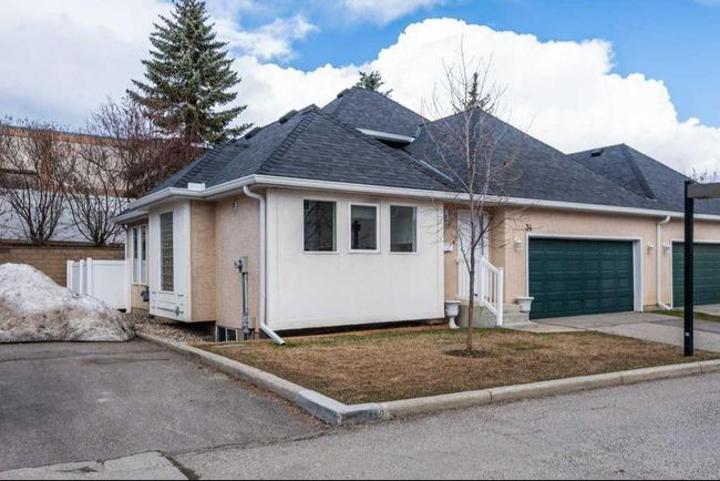 34 Candle Terrace Sw, Home with 2 bedrooms, 1 bathrooms and 4 parking in Calgary AB | Image 2