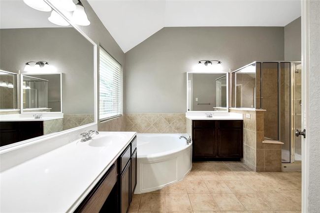 It's easy to share in this space with double sinks and a large vanity. | Image 20