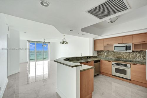 apt-806-14951 Royal Oaks Ln, North Miami, FL, 33181-2476 | Card Image