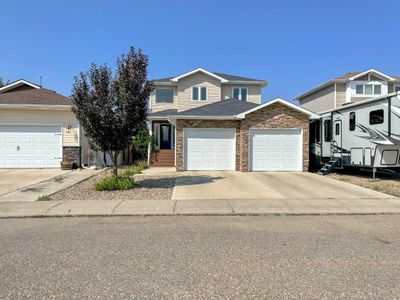 938 Manor Pl Se, House detached with 3 bedrooms, 2 bathrooms and 3 parking in Redcliff AB | Image 1