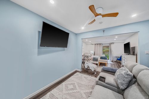 b20-11 Poplar Ct, Selden, NY, 11784-3910 | Card Image