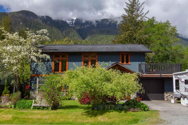 41575 Rod Road, House other with 4 bedrooms, 2 bathrooms and null parking in Squamish BC | Image 2