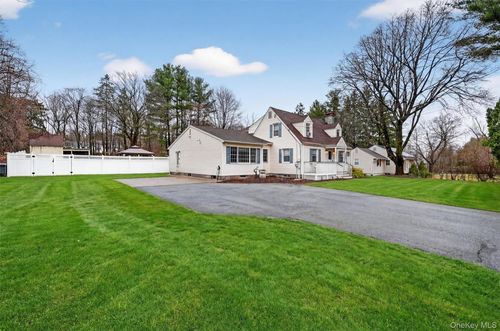 69 S Airmont Rd, Suffern, NY, 10901-7734 | Card Image