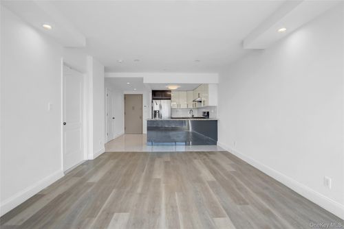 w8a-4516 83rd St, Elmhurst, NY, 11373-3895 | Card Image