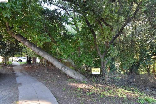 962 Regal Rd, Berkeley, CA, 94708-1430 | Card Image
