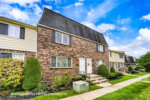 35 Stoneledge Ct, Amherst, NY, 14221-4809 | Card Image