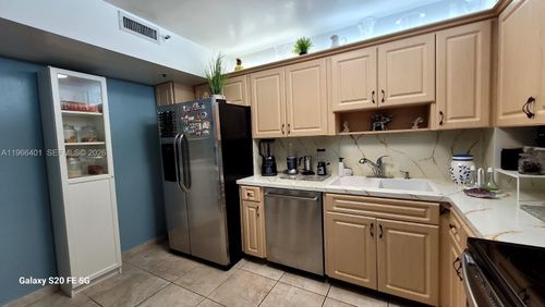 705-4001 Hillcrest Dr, Hollywood, FL, 33021-7926 | Card Image