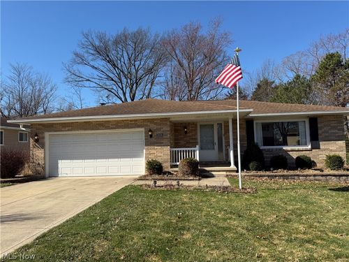 5860 N Crossview Rd, Seven Hills, OH, 44131-1920 | Card Image