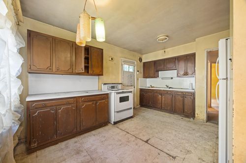 8112 264th St, Glen Oaks, NY, 11004-1524 | Card Image