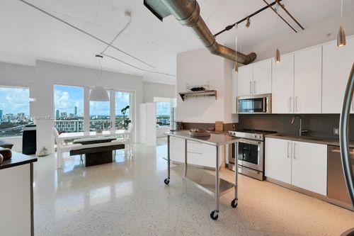 phi06-10 Sw South River Dr, Miami, FL, 33130-4800 | Card Image