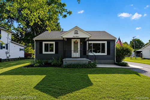 815 Fowler St, Howell, MI, 48843-2318 | Card Image