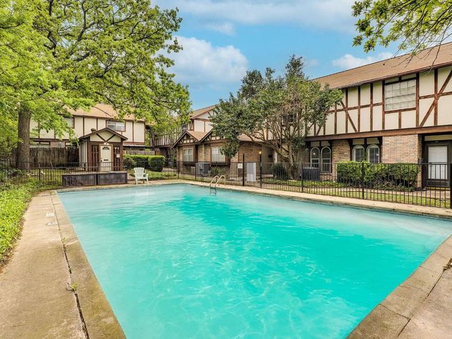 Community pool with central AC | Image 4