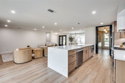 3895 Antigua Cir, Dallas, TX, 75244-6601 | Card Image