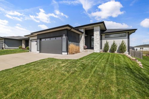 605 Daybreak Dr, Waukee, IA, 50263-8162 | Card Image
