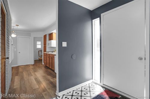 18248 Farmington Rd, Livonia, MI, 48152-3230 | Card Image